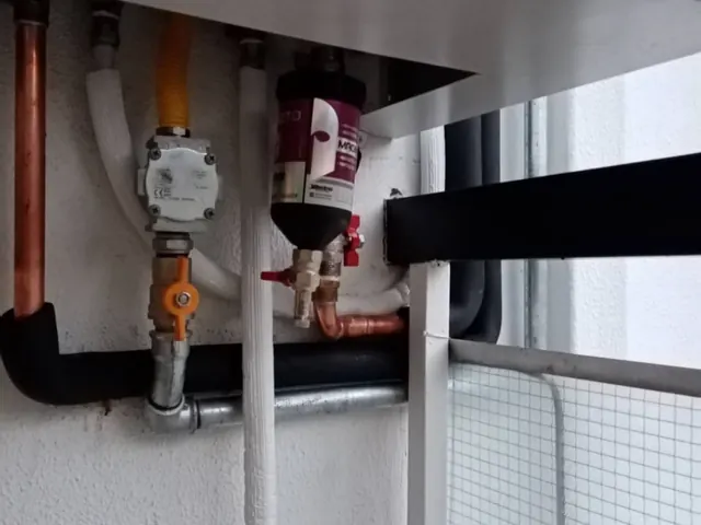 Σωληνώσεις και βάνες σύνδεσης λέβητα