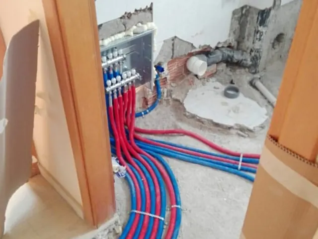 Συλλέκτης με κόκκινες και μπλε σωληνώσεις ζεστού και κρύου νερού